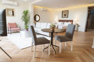 ملفاكم الدرعية في الرياض: غرفة معيشة مع سرير وطاولة وكراسي