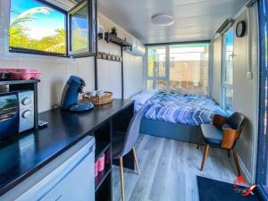 una camera con letto e scrivania con scrivania di Cosy Waterfront Private retreat a Quartier dʼOrléans