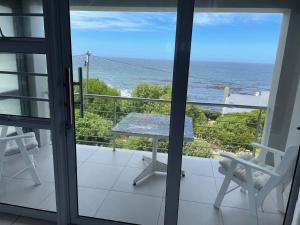 Gallery image of Vermont Hermanus - views, sunny, right on the sea in Hermanus