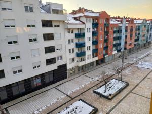 une vue aérienne sur une rue de la ville avec des bâtiments dans l'établissement Apartman Pivasevic, à Sarajevo