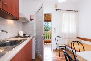 Kuchyň nebo kuchyňský kout v ubytování Eriva Hotel