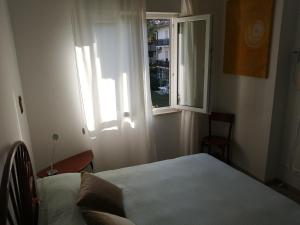 Un pat sau paturi într-o cameră la Cosy Apartment
