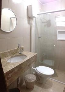 y baño con lavabo, aseo y espejo. en Kit 6 Residencial Diego Marcelo, en Itapema