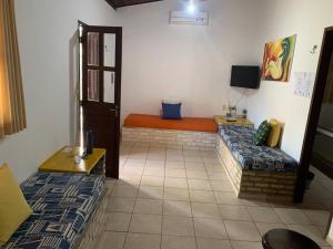 Habitación con 2 camas y TV. en Porto do Sol - Chalé 13, en Pipa