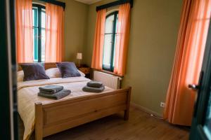 Postel nebo postele na pokoji v ubytování Na Kopečku AD 1795 - penzion s restaurací a wellness v Podkrkonoší