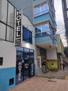 una tienda frente a un edificio en una calle en Hotel Mirador Plaza, en Pereira