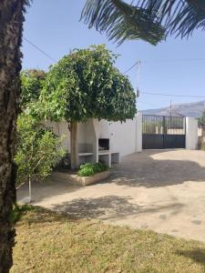 Vonkajšia záhrada v ubytovaní Encantadora casa rural con gran porche