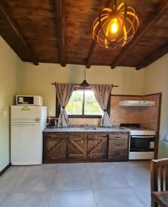 Η κουζίνα ή μικρή κουζίνα στο Cabañas Altos de San Blas +17 φωτογραφίες