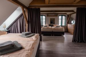 Postel nebo postele na pokoji v ubytování Na Kopečku AD 1795 - penzion s restaurací a wellness v Podkrkonoší