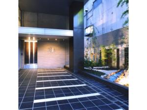 um edifício com um passadiço de azulejos em frente em R&B Hotel Tokyo Toyocho - Vacation STAY 40492v em Tóquio