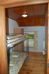 Cette chambre dispose de lits superposés. dans l'établissement Gîte de la barrière, à Libin