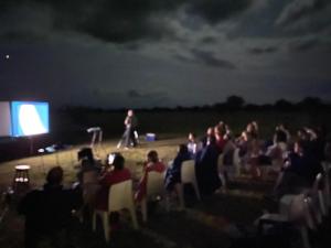 Une foule de personnes assises sur des chaises en train de regarder un homme sur une scène dans l'établissement Waterberg Cottages, Private Game Reserve, à Vaalwater 113 autres photos