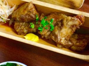 une boîte remplie de nourriture au-dessus d'une table dans l'établissement Yugaku Resort Kimukura - Vacation STAY 89356v, à Tokunoshima