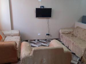 uma sala de estar com sofás e uma televisão de ecrã plano em Kely2 Tercer Piso em Lima