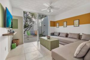 ein Wohnzimmer mit einem Sofa und einem Tisch in der Unterkunft +MS +Casa Limón +16 Pax +Wifi 150Mb in Querétaro