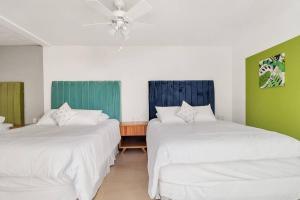 2 Betten in einem Zimmer mit Grün und Weiß in der Unterkunft +MS +Casa Limón +16 Pax +Wifi 150Mb in Querétaro