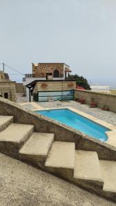 Villa Cubas في غيمار: حمام سباحة على جانب المنزل