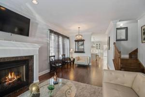 Large, Upscale Beautiful Home Perfect for Entertaining, Near Wrigley