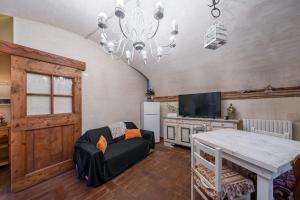 een woonkamer met een bank en een tafel bij Le Chateau Franciacorta - by Host4U in Colombaro