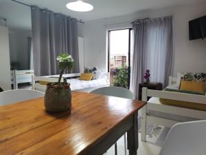 uma sala de estar com uma mesa de madeira num quarto em Anna's Place em Jeffreys Bay