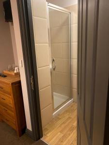 La salle de bains est pourvue d'une douche avec une porte en verre. dans l'établissement Duke Of York, à Hazel Grove