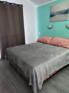 Een bed of bedden in een kamer bij Green Oasis Club