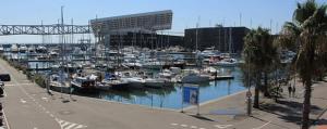 サン・アドリア・デ・ベソスにある2 BEDROOMS and 2 BATHROOMS FOR 5 PAX, SWIMMING POOL, FREE PARKING and NEAR THE BEACH!の水中の船がたくさん入ったマリーナ