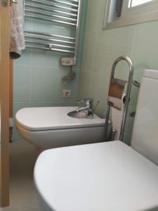 サン・アドリア・デ・ベソスにある2 BEDROOMS and 2 BATHROOMS FOR 5 PAX, SWIMMING POOL, FREE PARKING and NEAR THE BEACH!のトイレと洗面台のあるバスルーム +22枚の写真