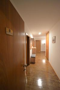 een lege hal met een deur en een kamer bij Residence Albierch in Ortisei
