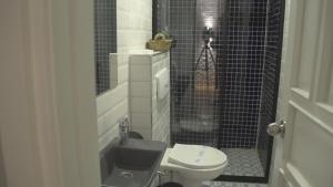 uma pequena casa de banho com WC e lavatório em Tu Casa Linda em Antalya