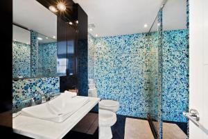 Un baño con lavabo, inodoro y ducha. en Casa Grande Suites on Ocean Drive, en Miami Beach 86 fotos más