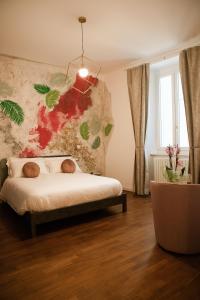 Schlafzimmer mit einem Bett mit Wandgemälde in der Unterkunft BED and BREAKFAST il Duomo in Ascoli Piceno