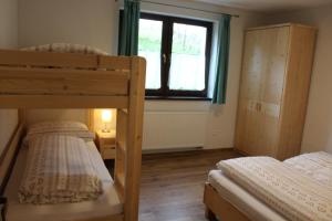 Poschodová posteľ alebo postele v izbe v ubytovaní Rekreačný dom za Potokom