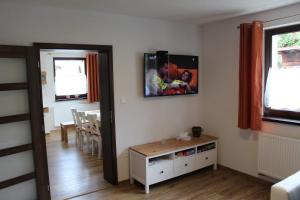 TV a/nebo společenská místnost v ubytování Rekreačný dom za Potokom