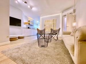 A television and/or entertainment centre at Charming La Casa de La Castellana