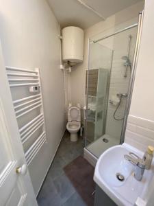 a bathroom with a toilet and a sink and a shower at ENGHIEN-LES-BAINS : studio au coeur du centre ville in Enghien-les-Bains