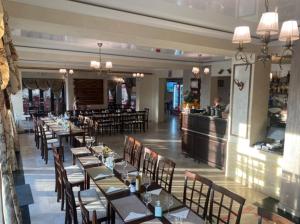 een eetkamer met tafels en stoelen in een restaurant bij Hotel Restaurant Alessia in Ranca