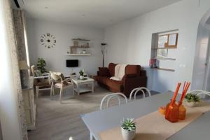 a living room with a couch and a table at La Casa del Cerrillo in Sonseca