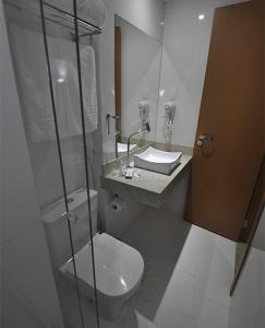 A bathroom at Apart 707&709 no MontBlac Suites - Duque de Caxias