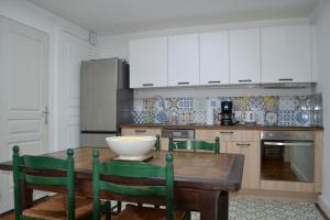 A kitchen or kitchenette at Maison chaleureuse a 5 minutes a pied du centre ville a Conches