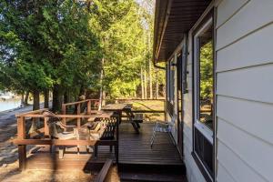 Balkon oz. terasa v nastanitvi Trendy, Mid-Century Styled Yellow Cottage on Sand Beach