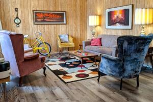 Foto de la galería de Trendy, Mid-Century Styled Yellow Cottage on Sand Beach en Commanda