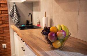 Miska owoców na ladzie w kuchni w obiekcie Apartament Jasnogórska w mieście Częstochowa