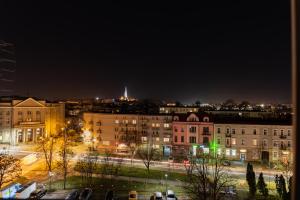 panoramę miasta w nocy z budynkami i światłami w obiekcie Apartament Jasnogórska w mieście Częstochowa