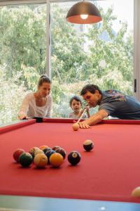 een man en een vrouw die een spelletje pool spelen bij Tangoinn Club Hotel in Bariloche
