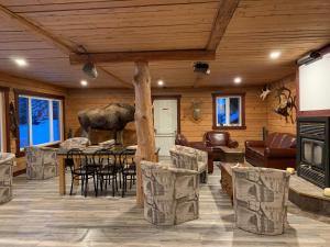 Posezení v ubytování L'Auberge Refuge du Trappeur