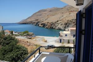 un balcón con vistas a un cuerpo de agua en Hotel Stavris, en Chóra Sfakíon