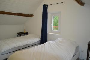 En eller flere senge i et værelse på Maison chaleureuse a 5 minutes a pied du centre ville a Conches