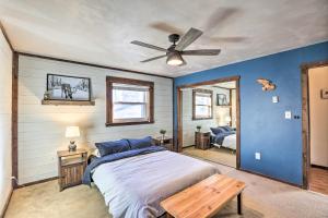 Llit o llits en una habitació de Creekside Cabin Easy Access to i-70 and Slopes!