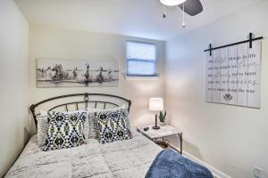 En eller flere senge i et værelse på Cozy Rapid City Retreat Perfect for Exploring!